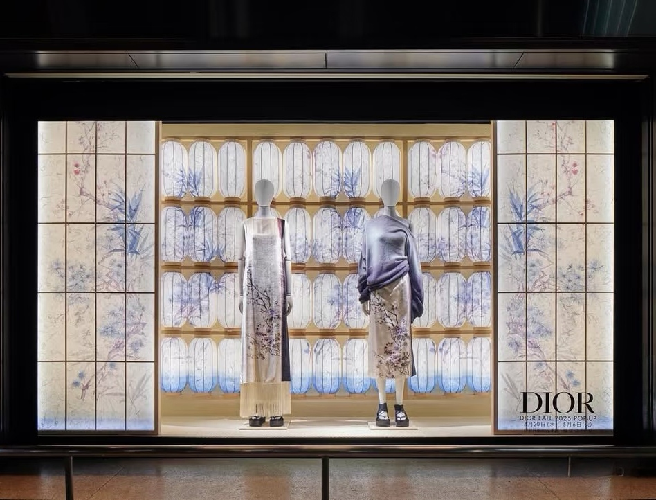 DIOR 秋のウィンドウディスプレイ，ウィンドウデザイン，ウィンドウディスプレイ